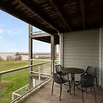 608s Two Bedroom Apartment, Terrace & Harbor View 海勒武特斯莱斯